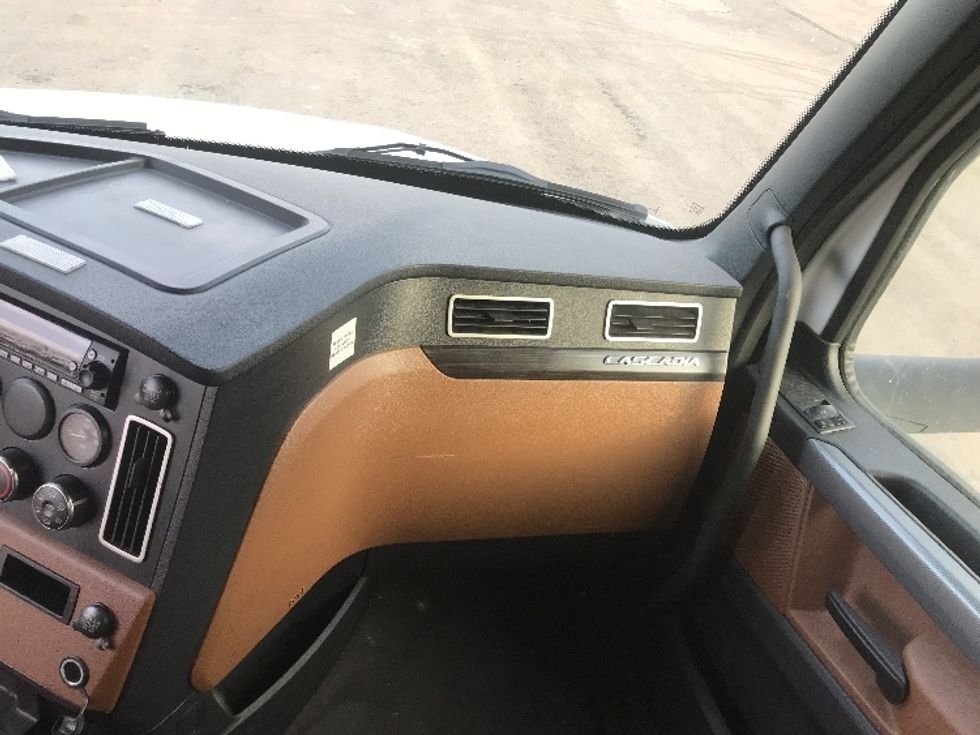 Sleeper Tractor-Heavy Duty Tractors-Freightliner-2022-T12664ST-Zelienople-PA-404,676\n\t\tmiles-$ 71,250 - Image 14