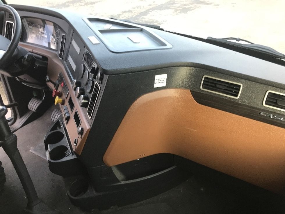 Sleeper Tractor-Heavy Duty Tractors-Freightliner-2022-T12664ST-Zelienople-PA-404,676\n\t\tmiles-$ 71,250 - Image 15