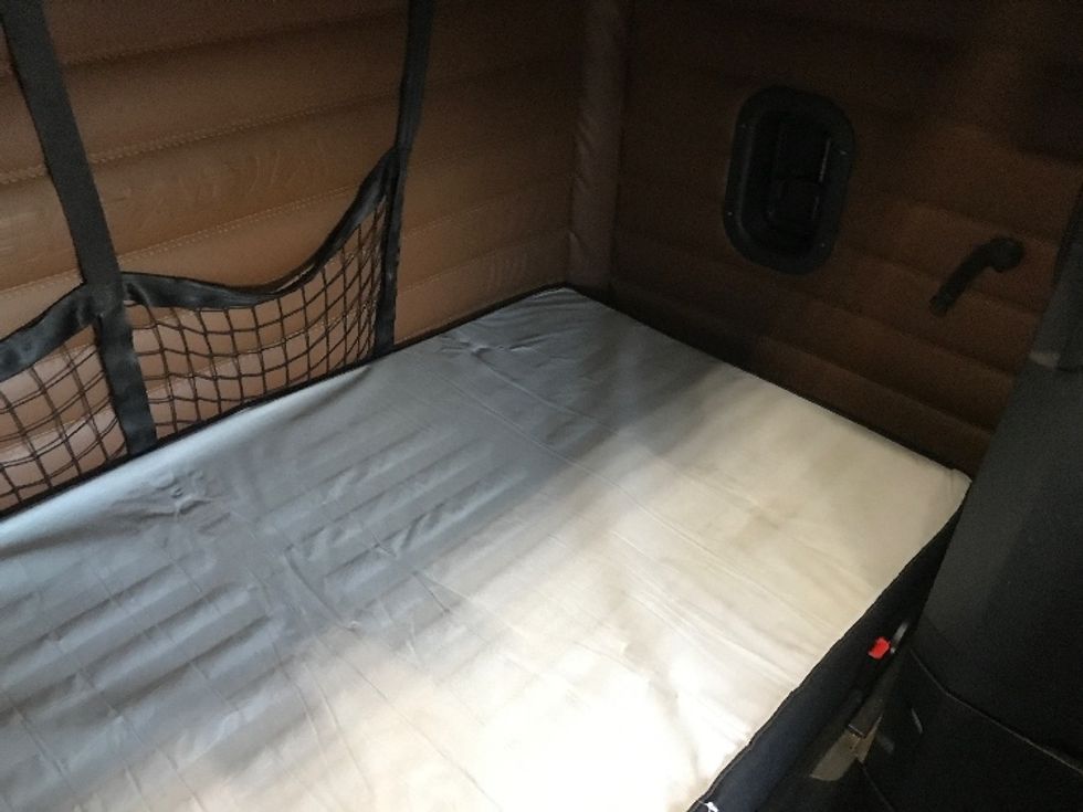 Sleeper Tractor-Heavy Duty Tractors-Freightliner-2022-T12664ST-Zelienople-PA-404,676\n\t\tmiles-$ 71,250 - Image 17