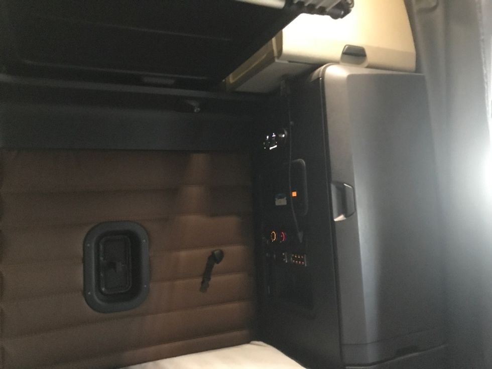 Sleeper Tractor-Heavy Duty Tractors-Freightliner-2022-T12664ST-Zelienople-PA-404,676\n\t\tmiles-$ 71,250 - Image 18