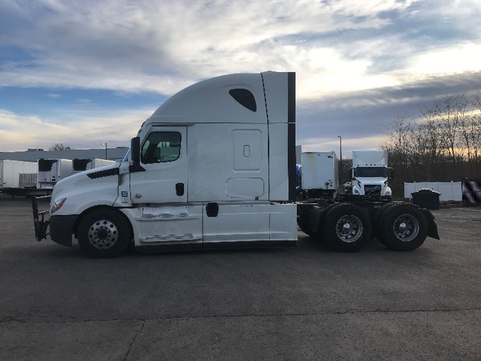 Sleeper Tractor-Heavy Duty Tractors-Freightliner-2022-T12664ST-Zelienople-PA-404,676\n\t\tmiles-$ 71,250 - Image 4