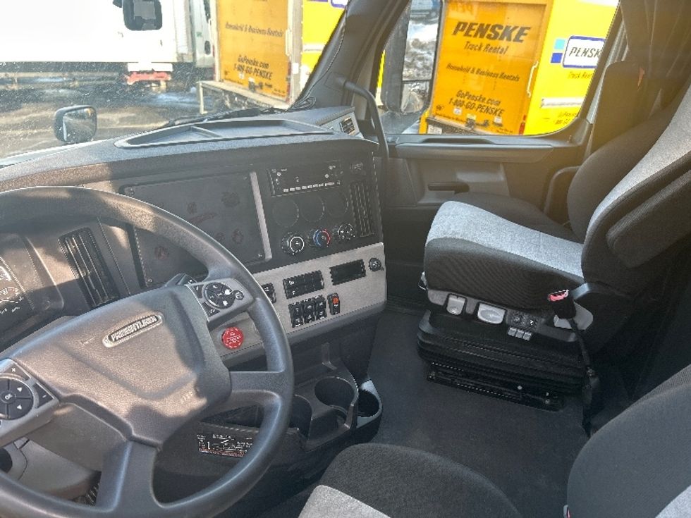 Sleeper Tractor-Heavy Duty Tractors-Freightliner-2022-T12664ST-Zelienople-PA-463,273\n\t\tmiles-$ 68,750 - Image 10