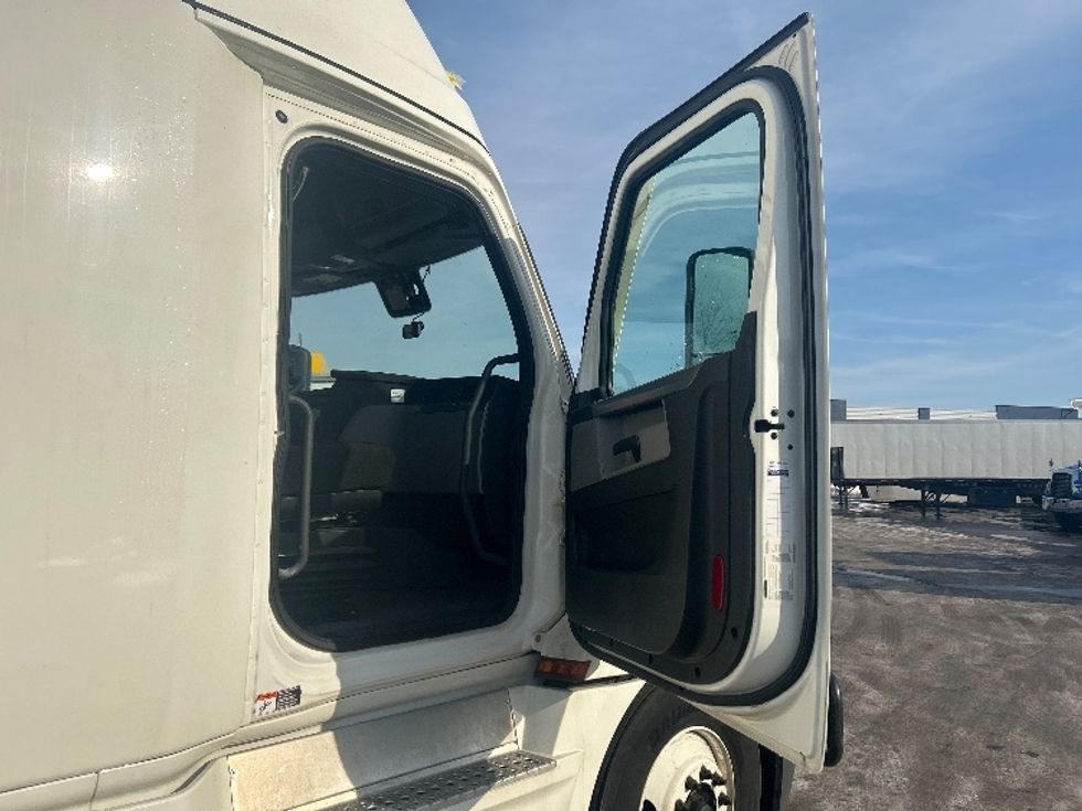 Sleeper Tractor-Heavy Duty Tractors-Freightliner-2022-T12664ST-Zelienople-PA-463,273\n\t\tmiles-$ 68,750 - Image 12