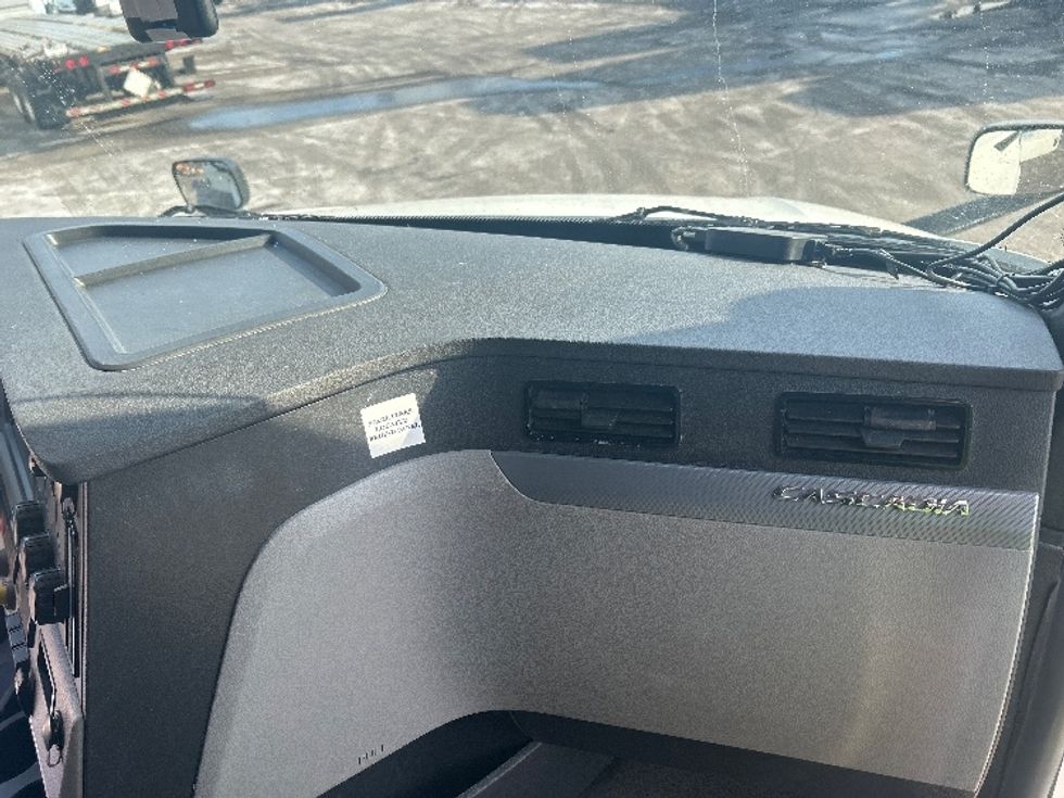 Sleeper Tractor-Heavy Duty Tractors-Freightliner-2022-T12664ST-Zelienople-PA-463,273\n\t\tmiles-$ 68,750 - Image 13