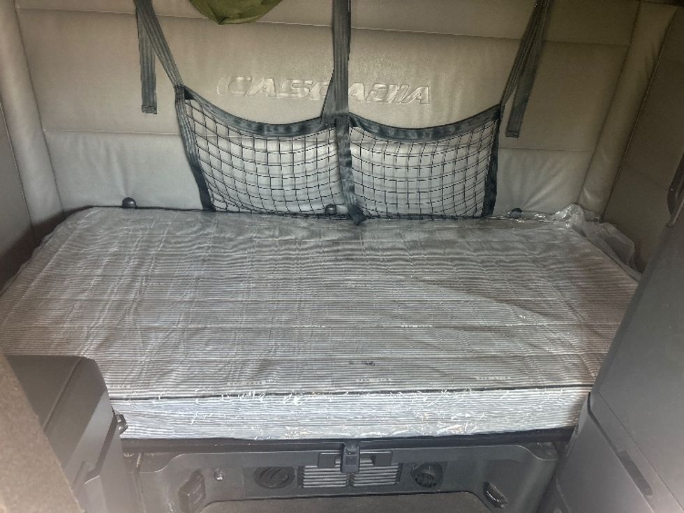 Sleeper Tractor-Heavy Duty Tractors-Freightliner-2022-T12664ST-Zelienople-PA-463,273\n\t\tmiles-$ 68,750 - Image 16