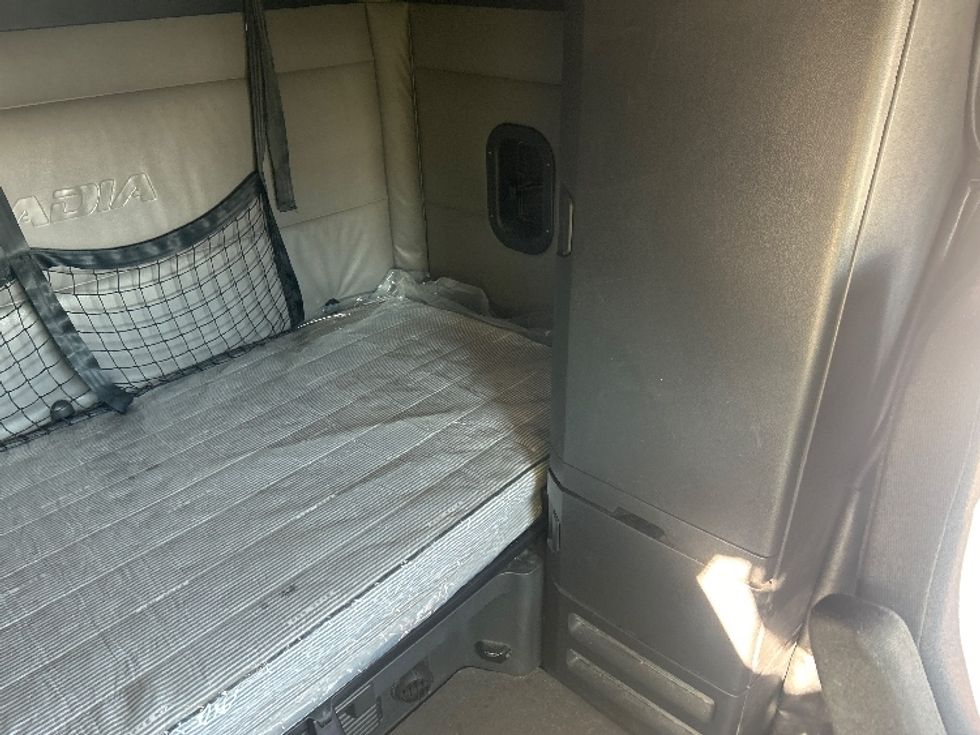 Sleeper Tractor-Heavy Duty Tractors-Freightliner-2022-T12664ST-Zelienople-PA-463,273\n\t\tmiles-$ 68,750 - Image 17