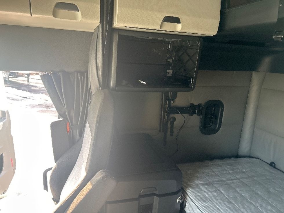 Sleeper Tractor-Heavy Duty Tractors-Freightliner-2022-T12664ST-Zelienople-PA-463,273\n\t\tmiles-$ 68,750 - Image 18