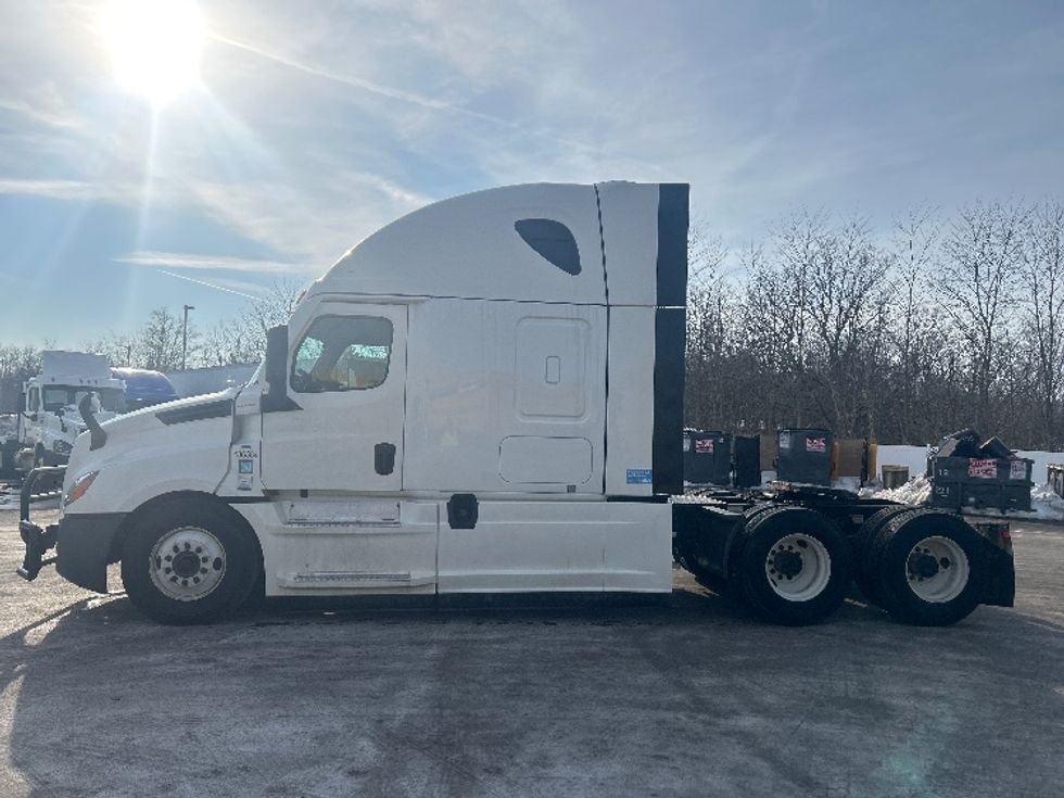 Sleeper Tractor-Heavy Duty Tractors-Freightliner-2022-T12664ST-Zelienople-PA-463,273\n\t\tmiles-$ 68,750 - Image 4