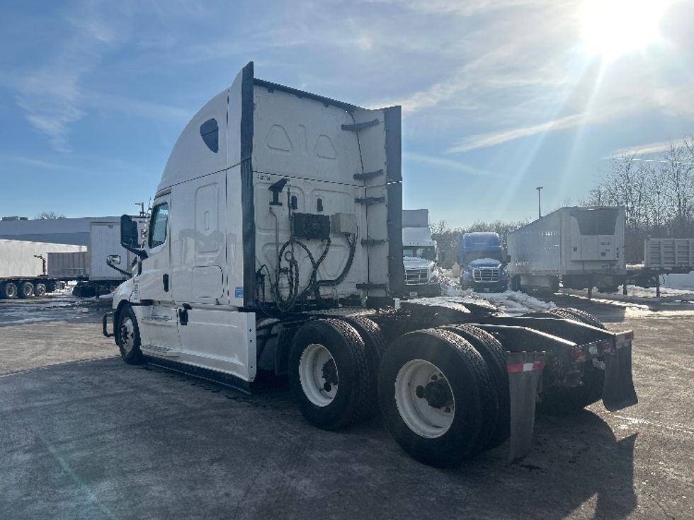 Sleeper Tractor-Heavy Duty Tractors-Freightliner-2022-T12664ST-Zelienople-PA-463,273\n\t\tmiles-$ 68,750 - Image 5