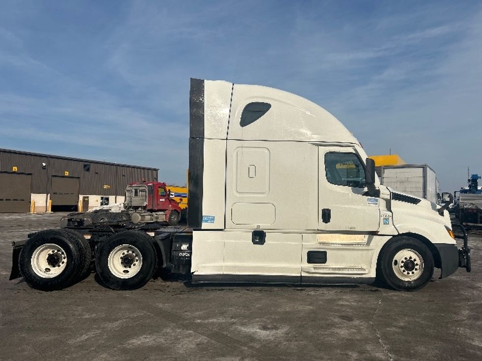 Sleeper Tractor-Heavy Duty Tractors-Freightliner-2022-T12664ST-Zelienople-PA-463,273\n\t\tmiles-$ 68,750 - Image 8