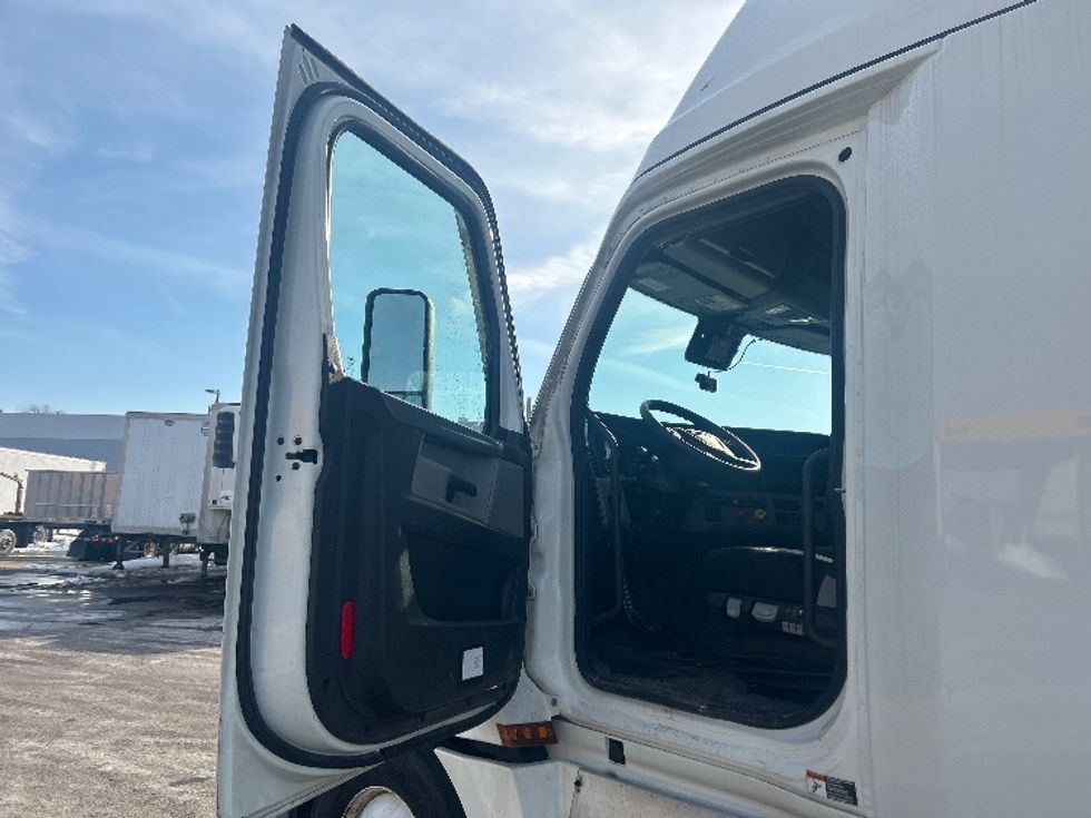 Sleeper Tractor-Heavy Duty Tractors-Freightliner-2022-T12664ST-Zelienople-PA-463,273\n\t\tmiles-$ 68,750 - Image 9