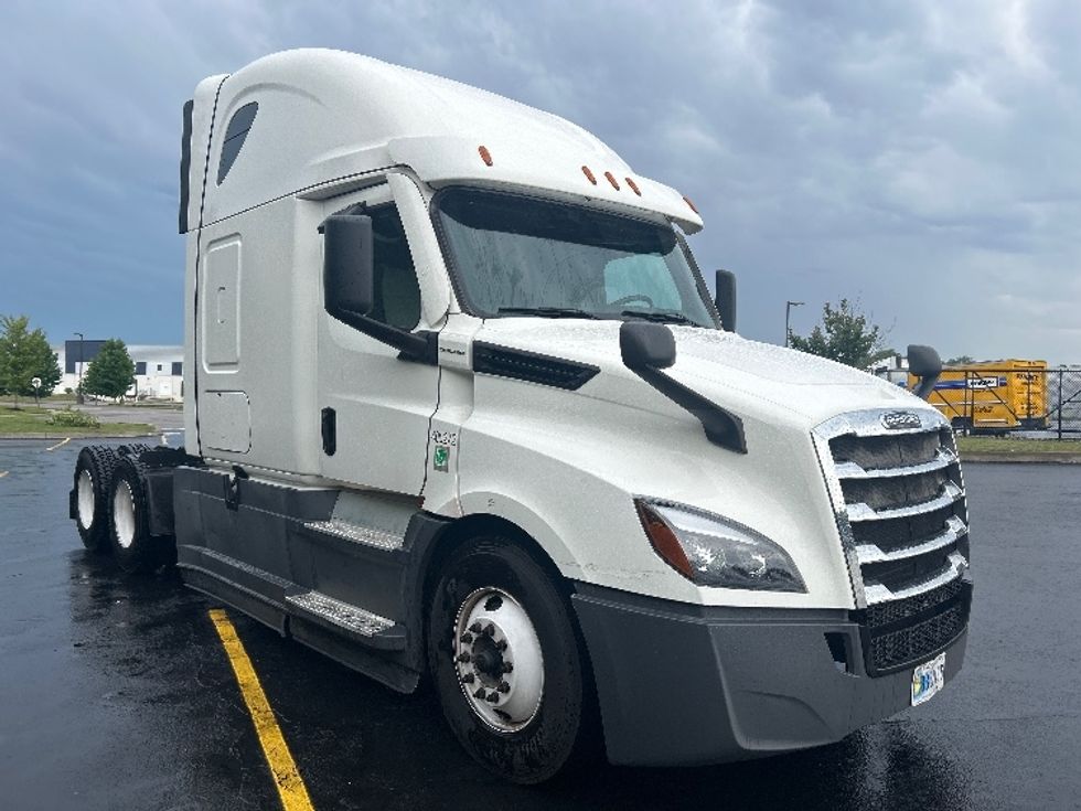 Sleeper Tractor-Heavy Duty Tractors-Freightliner-2022-T12664ST-Zelienople-PA-523,038\n\t\tmiles-$ 66,250 - Image 1