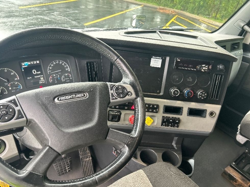 Sleeper Tractor-Heavy Duty Tractors-Freightliner-2022-T12664ST-Zelienople-PA-523,038\n\t\tmiles-$ 66,250 - Image 10