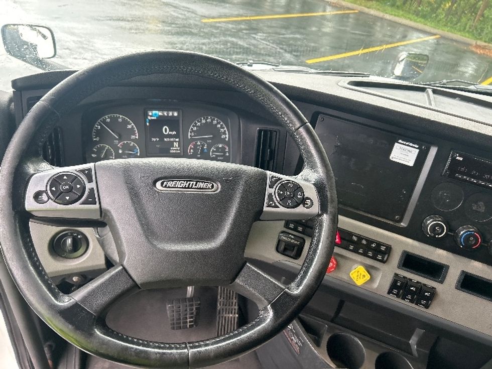 Sleeper Tractor-Heavy Duty Tractors-Freightliner-2022-T12664ST-Zelienople-PA-523,038\n\t\tmiles-$ 66,250 - Image 11