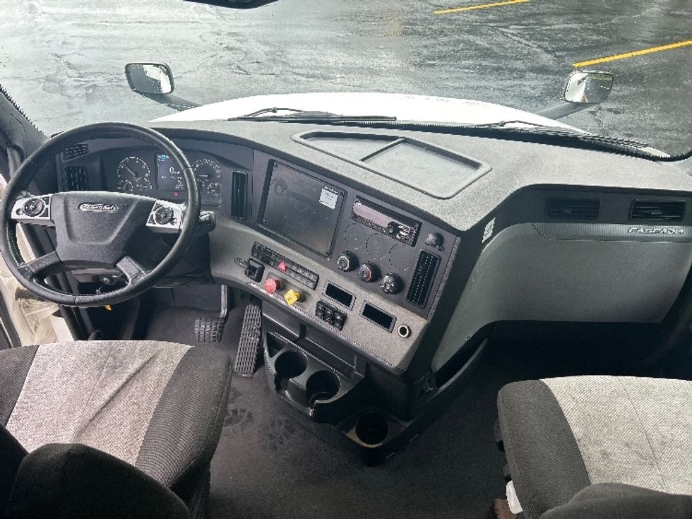 Sleeper Tractor-Heavy Duty Tractors-Freightliner-2022-T12664ST-Zelienople-PA-523,038\n\t\tmiles-$ 66,250 - Image 12