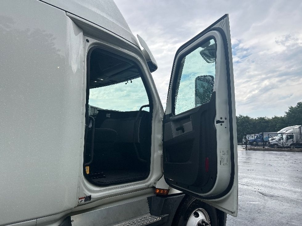 Sleeper Tractor-Heavy Duty Tractors-Freightliner-2022-T12664ST-Zelienople-PA-523,038\n\t\tmiles-$ 66,250 - Image 13