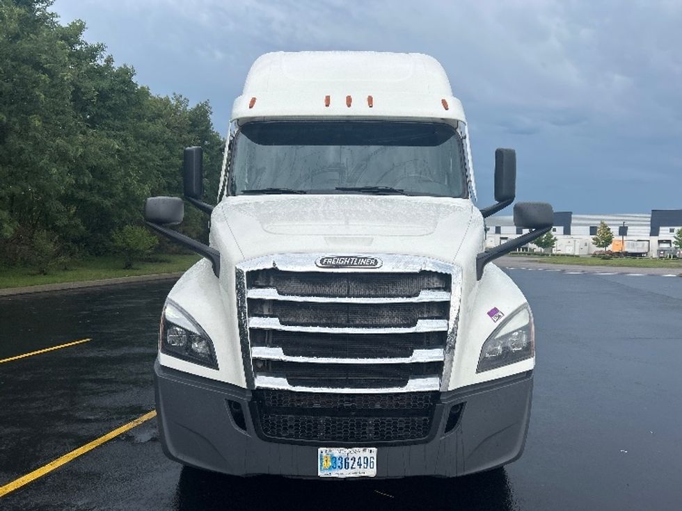 Sleeper Tractor-Heavy Duty Tractors-Freightliner-2022-T12664ST-Zelienople-PA-523,038\n\t\tmiles-$ 66,250 - Image 2