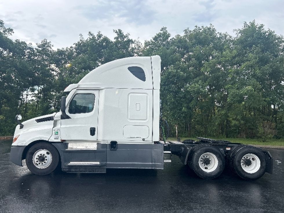Sleeper Tractor-Heavy Duty Tractors-Freightliner-2022-T12664ST-Zelienople-PA-523,038\n\t\tmiles-$ 66,250 - Image 4