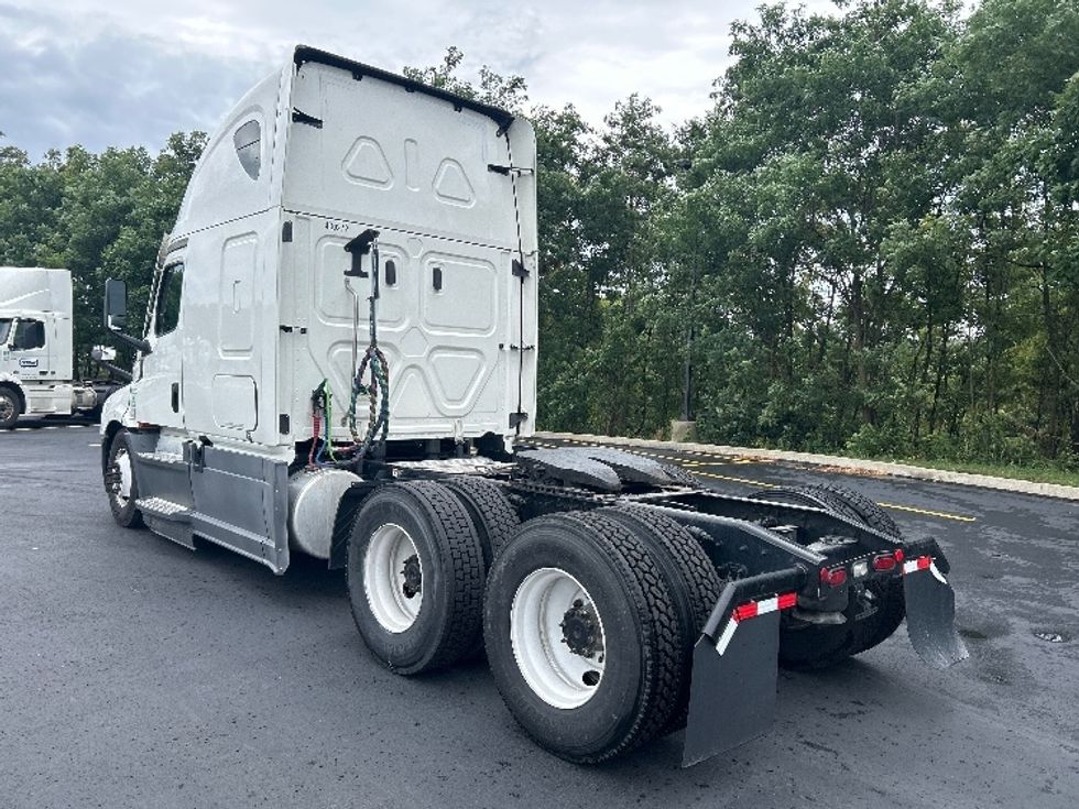Sleeper Tractor-Heavy Duty Tractors-Freightliner-2022-T12664ST-Zelienople-PA-523,038\n\t\tmiles-$ 66,250 - Image 5