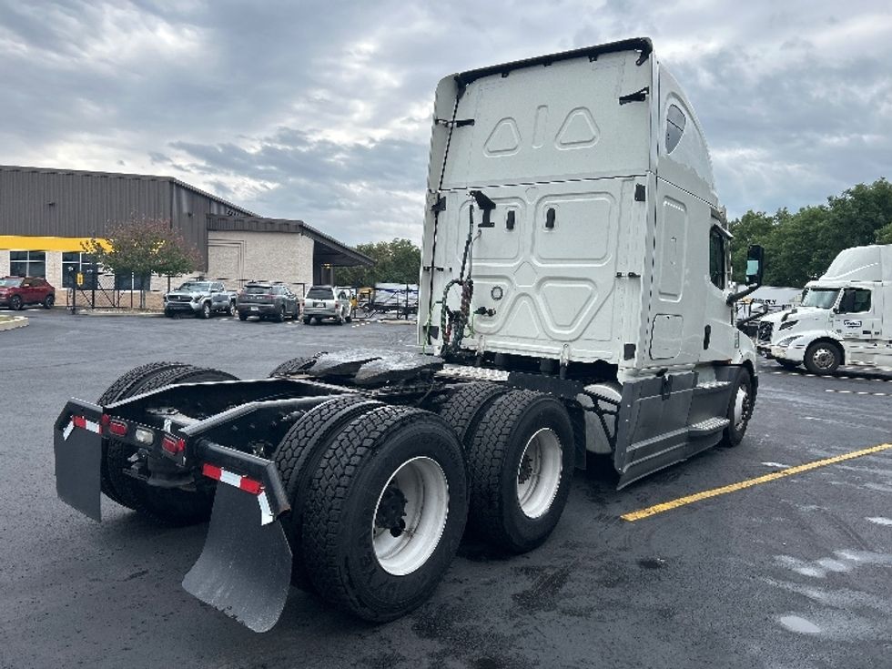 Sleeper Tractor-Heavy Duty Tractors-Freightliner-2022-T12664ST-Zelienople-PA-523,038\n\t\tmiles-$ 66,250 - Image 7