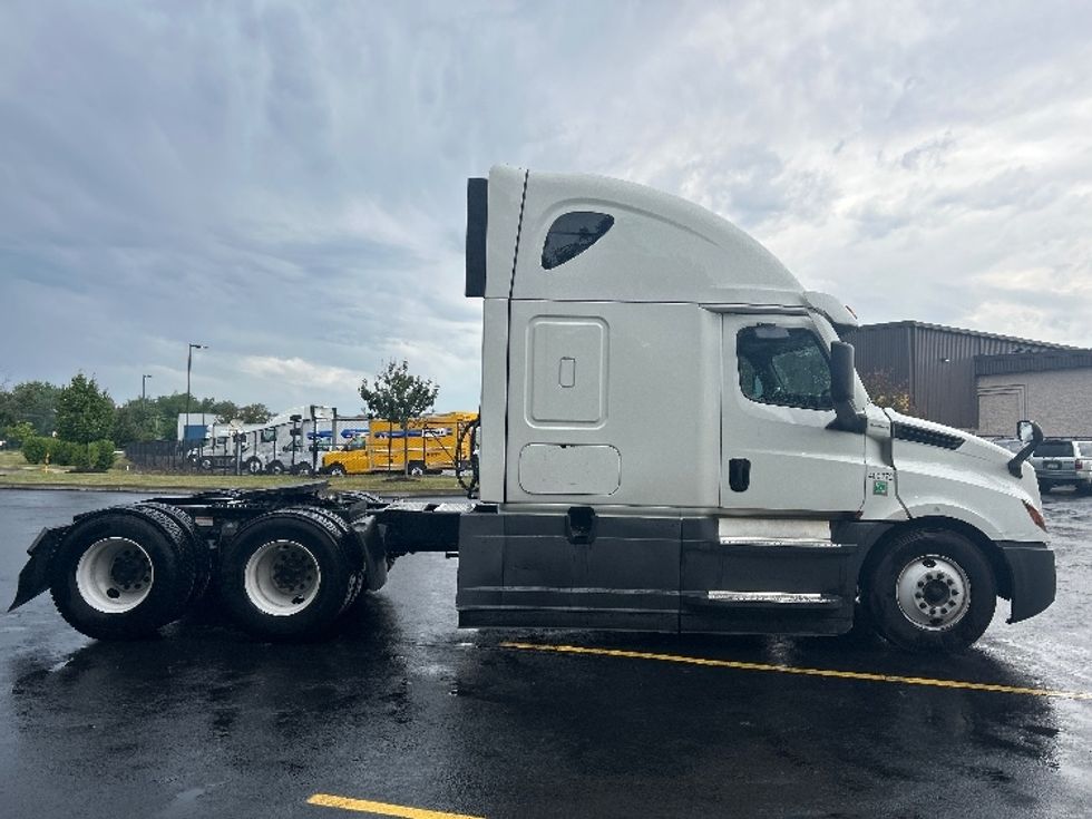 Sleeper Tractor-Heavy Duty Tractors-Freightliner-2022-T12664ST-Zelienople-PA-523,038\n\t\tmiles-$ 66,250 - Image 8