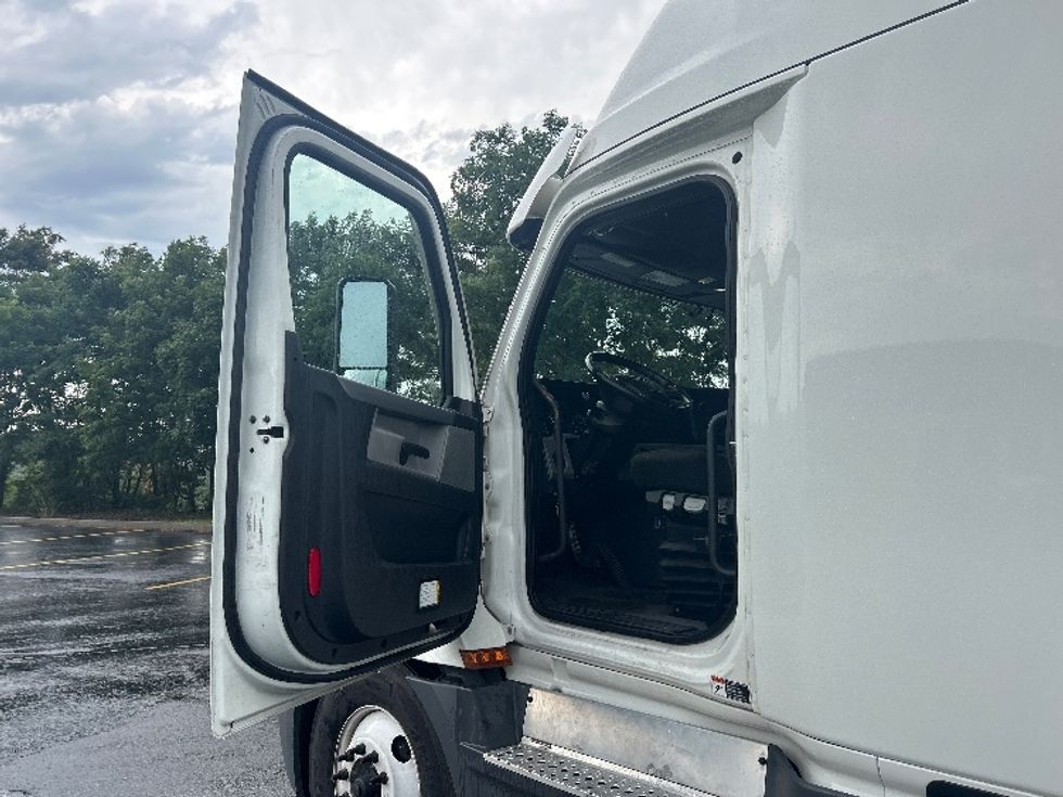 Sleeper Tractor-Heavy Duty Tractors-Freightliner-2022-T12664ST-Zelienople-PA-523,038\n\t\tmiles-$ 66,250 - Image 9