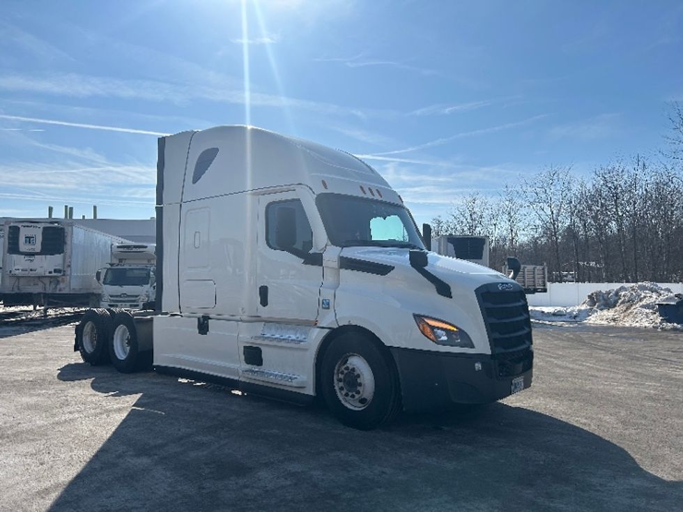 Sleeper Tractor-Heavy Duty Tractors-Freightliner-2022-T12664ST-Zelienople-PA-634,815\n\t\tmiles-$ 52,000 - Image 1