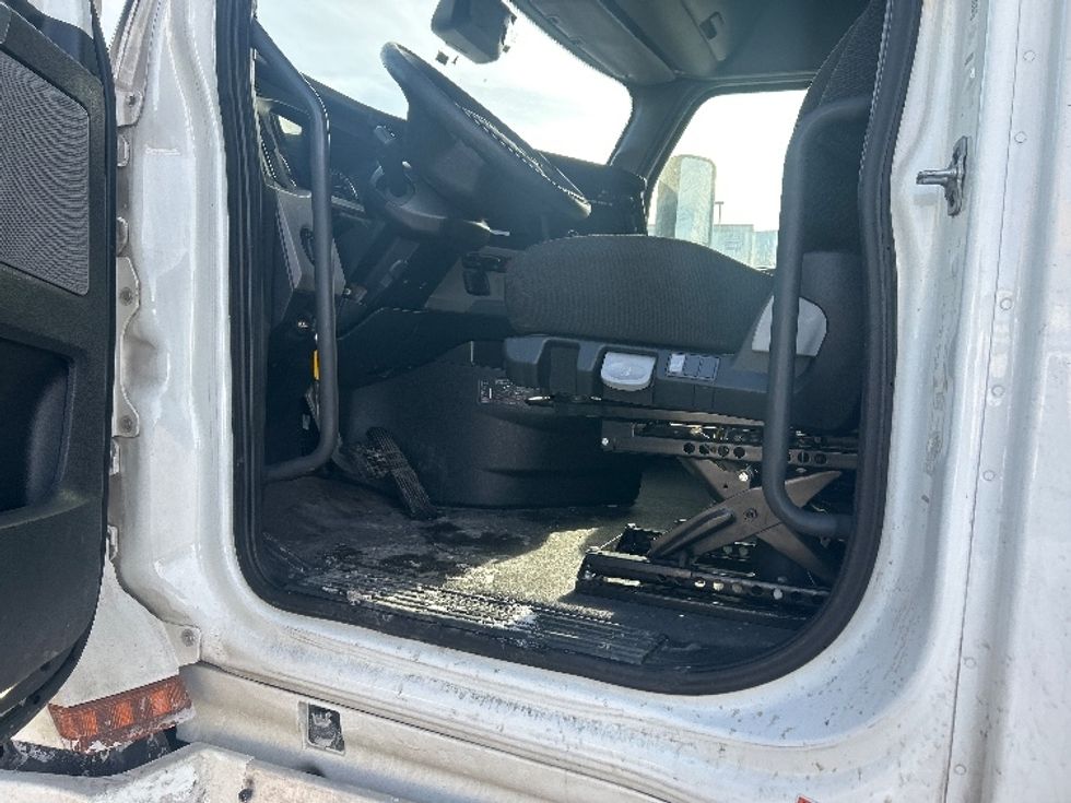 Sleeper Tractor-Heavy Duty Tractors-Freightliner-2022-T12664ST-Zelienople-PA-634,815\n\t\tmiles-$ 52,000 - Image 10