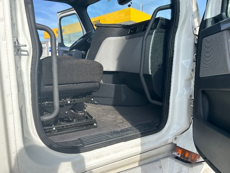 Sleeper Tractor-Heavy Duty Tractors-Freightliner-2022-T12664ST-Zelienople-PA-634,815\n\t\tmiles-$ 52,000 - Image 13