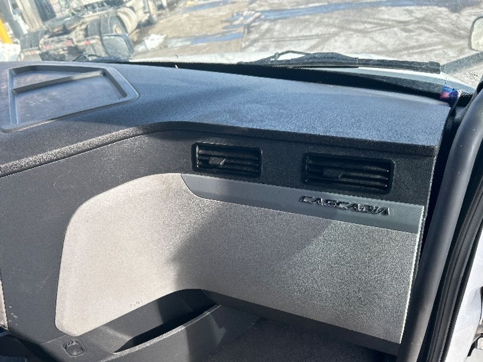 Sleeper Tractor-Heavy Duty Tractors-Freightliner-2022-T12664ST-Zelienople-PA-634,815\n\t\tmiles-$ 52,000 - Image 14