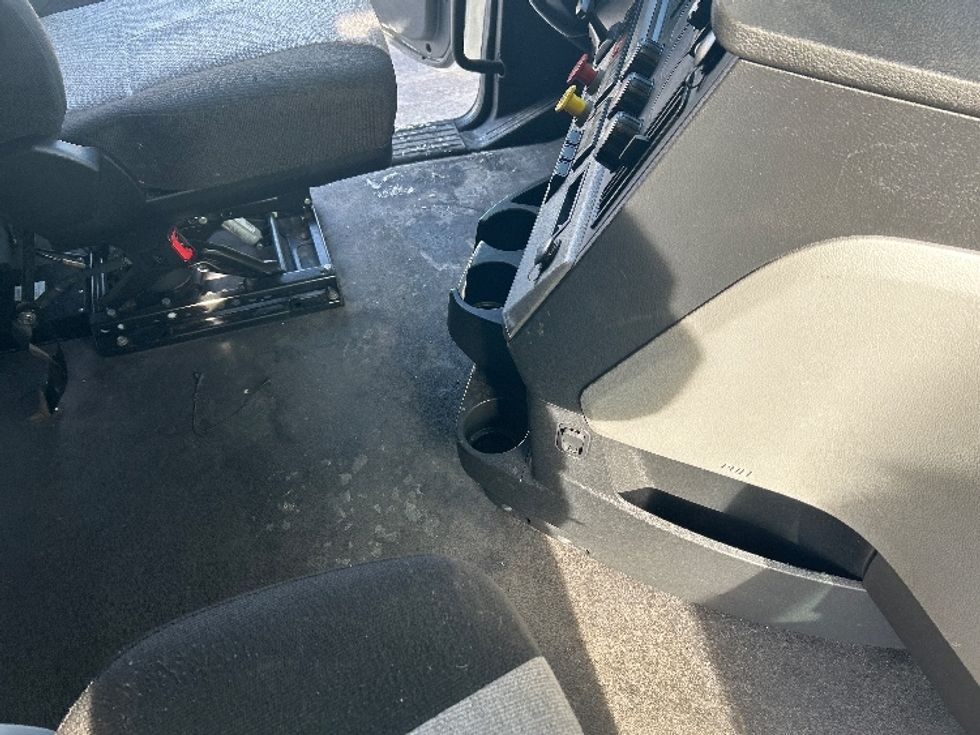 Sleeper Tractor-Heavy Duty Tractors-Freightliner-2022-T12664ST-Zelienople-PA-634,815\n\t\tmiles-$ 52,000 - Image 15