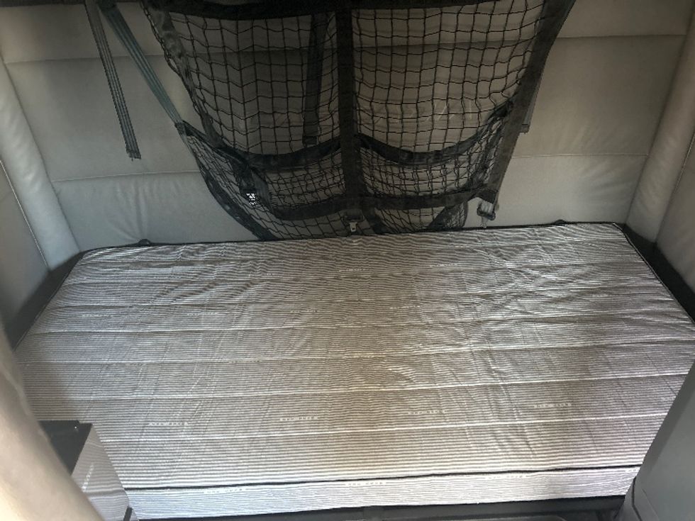 Sleeper Tractor-Heavy Duty Tractors-Freightliner-2022-T12664ST-Zelienople-PA-634,815\n\t\tmiles-$ 52,000 - Image 16