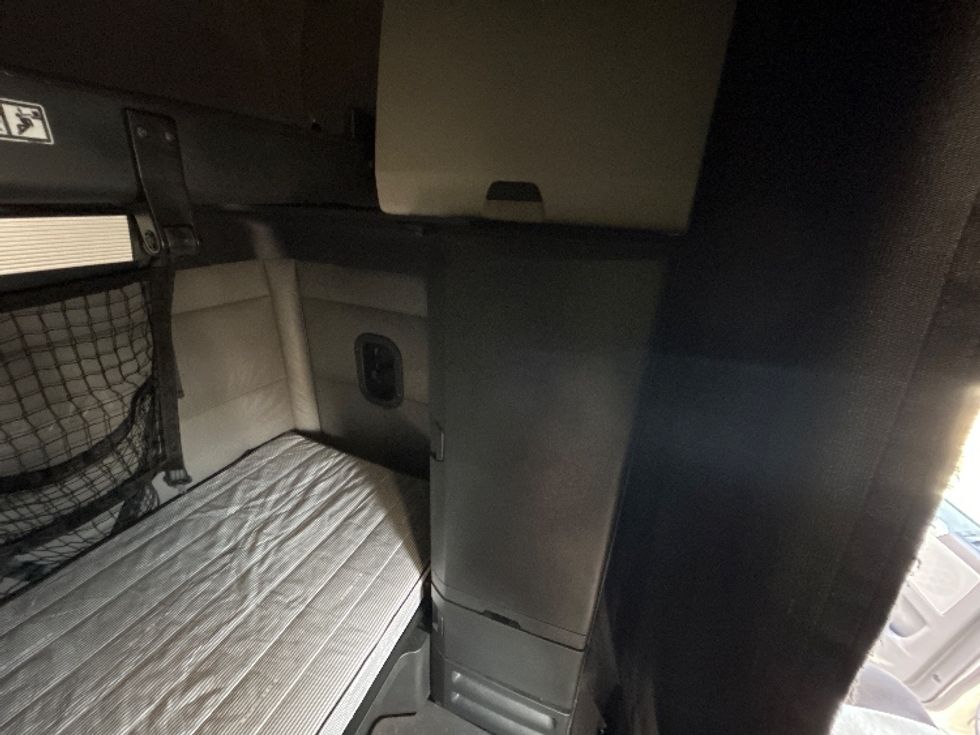 Sleeper Tractor-Heavy Duty Tractors-Freightliner-2022-T12664ST-Zelienople-PA-634,815\n\t\tmiles-$ 52,000 - Image 17