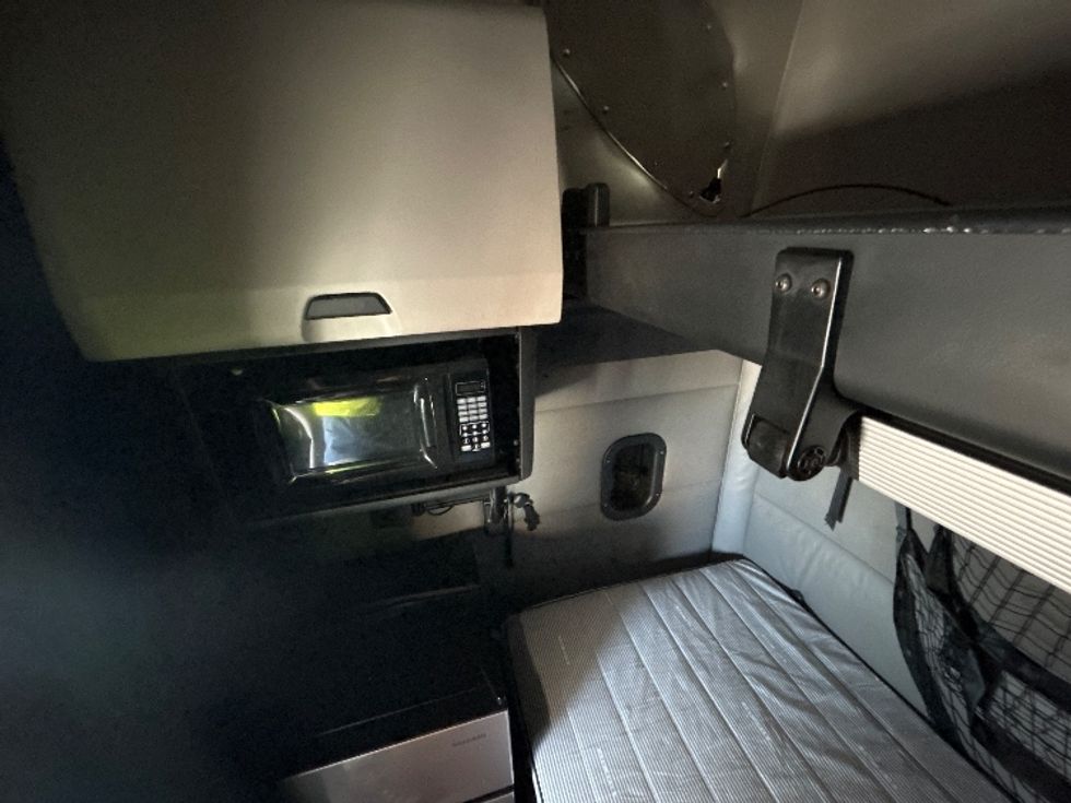 Sleeper Tractor-Heavy Duty Tractors-Freightliner-2022-T12664ST-Zelienople-PA-634,815\n\t\tmiles-$ 52,000 - Image 18