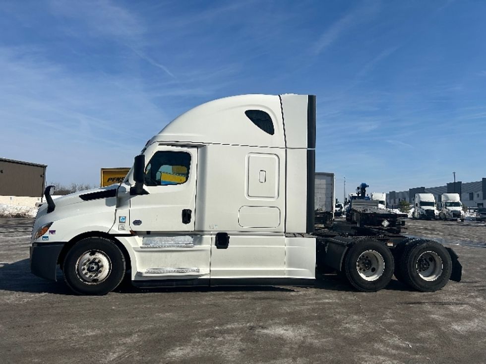 Sleeper Tractor-Heavy Duty Tractors-Freightliner-2022-T12664ST-Zelienople-PA-634,815\n\t\tmiles-$ 52,000 - Image 4