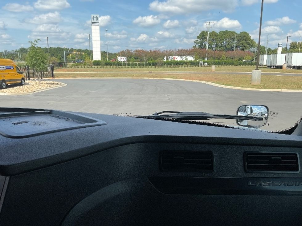 Sleeper Tractor-Heavy Duty Tractors-Freightliner-2023-T11664ST-Concord-NC-579,961\n\t\tmiles-$ 64,500 - Image 13