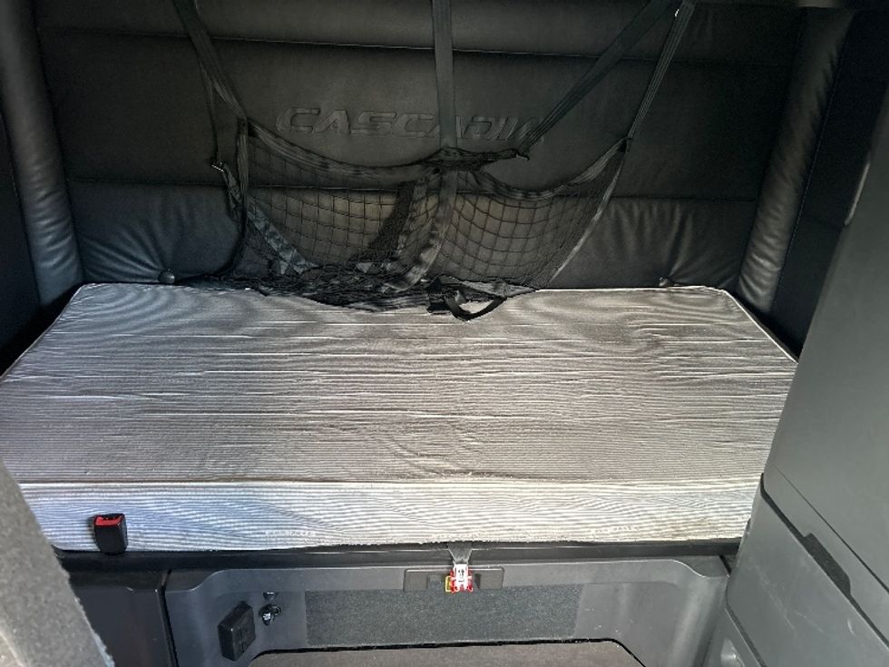 Sleeper Tractor-Heavy Duty Tractors-Freightliner-2023-T11664ST-Concord-NC-579,961\n\t\tmiles-$ 64,500 - Image 16