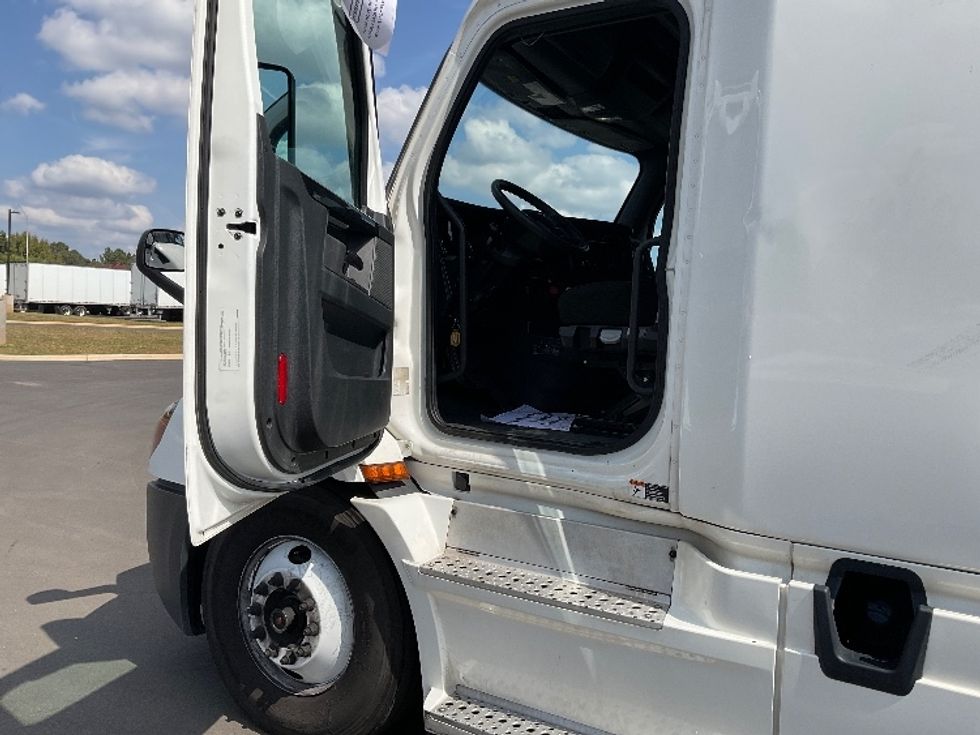 Sleeper Tractor-Heavy Duty Tractors-Freightliner-2023-T11664ST-Concord-NC-579,961\n\t\tmiles-$ 64,500 - Image 8