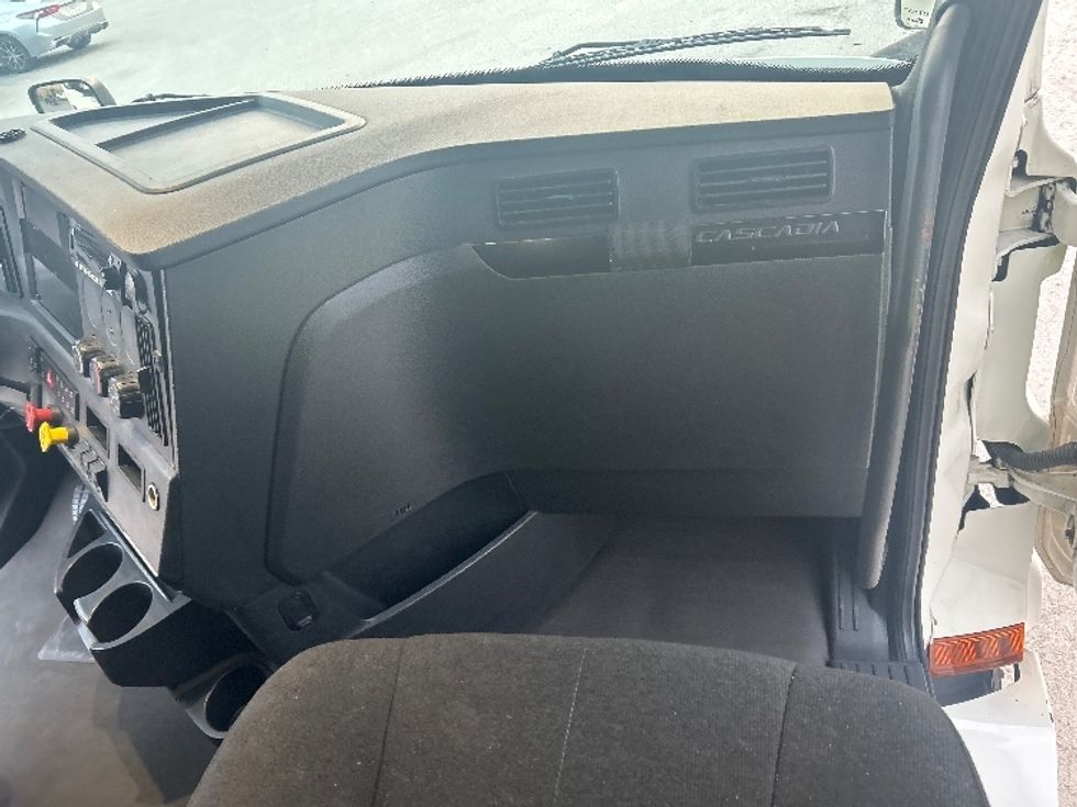 Sleeper Tractor-Heavy Duty Tractors-Freightliner-2023-T11664ST-Garden City-GA-561,033\n\t\tmiles-$ 61,500 - Image 14