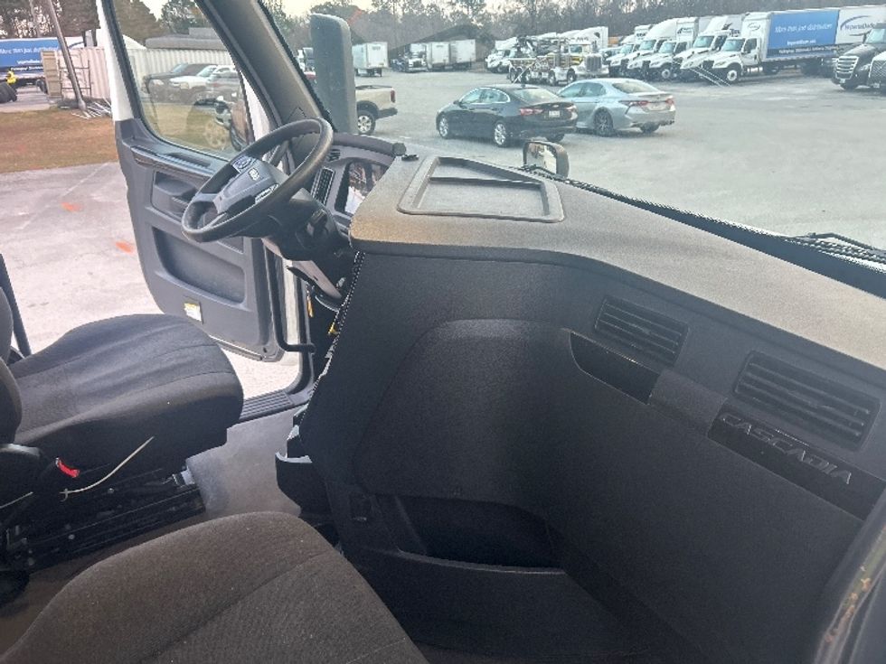 Sleeper Tractor-Heavy Duty Tractors-Freightliner-2023-T11664ST-Garden City-GA-561,033\n\t\tmiles-$ 61,500 - Image 15