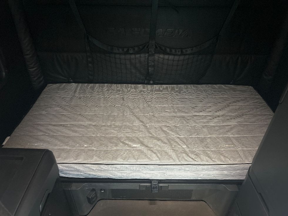 Sleeper Tractor-Heavy Duty Tractors-Freightliner-2023-T11664ST-Garden City-GA-561,033\n\t\tmiles-$ 61,500 - Image 17