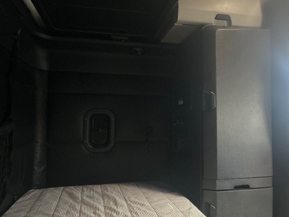 Sleeper Tractor-Heavy Duty Tractors-Freightliner-2023-T11664ST-Garden City-GA-561,033\n\t\tmiles-$ 61,500 - Image 18