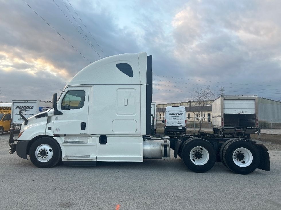 Sleeper Tractor-Heavy Duty Tractors-Freightliner-2023-T11664ST-Garden City-GA-561,033\n\t\tmiles-$ 61,500 - Image 4