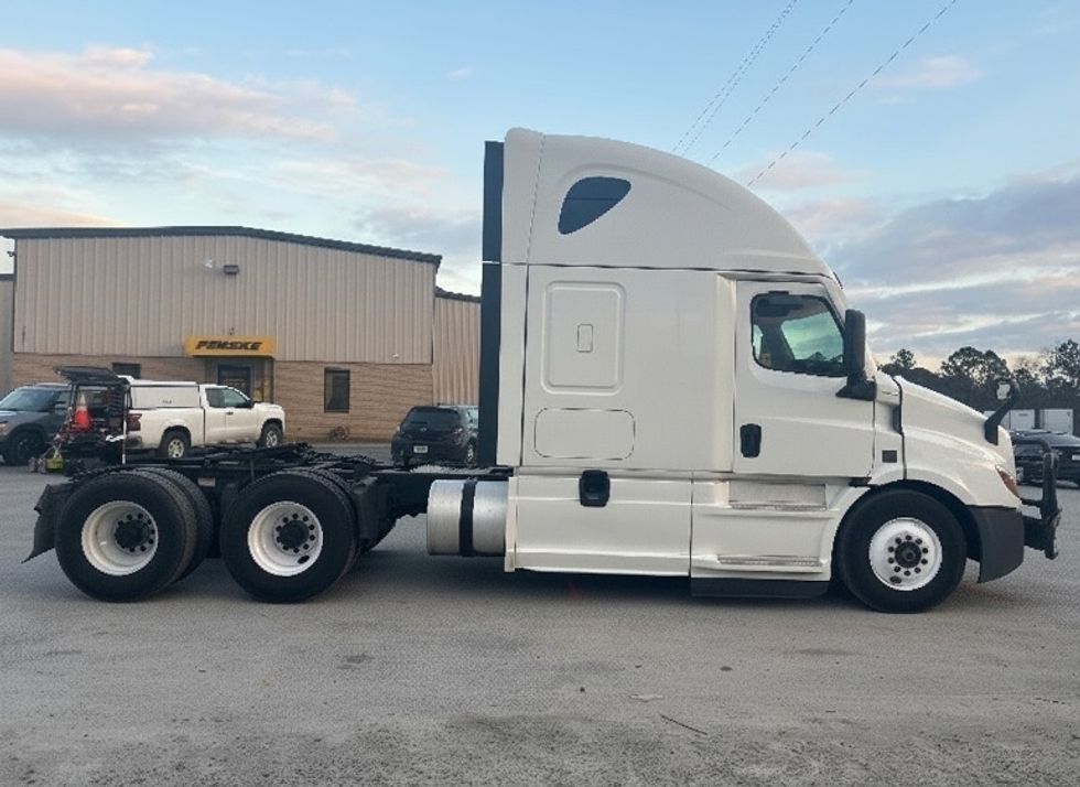 Sleeper Tractor-Heavy Duty Tractors-Freightliner-2023-T11664ST-Garden City-GA-561,033\n\t\tmiles-$ 61,500 - Image 8