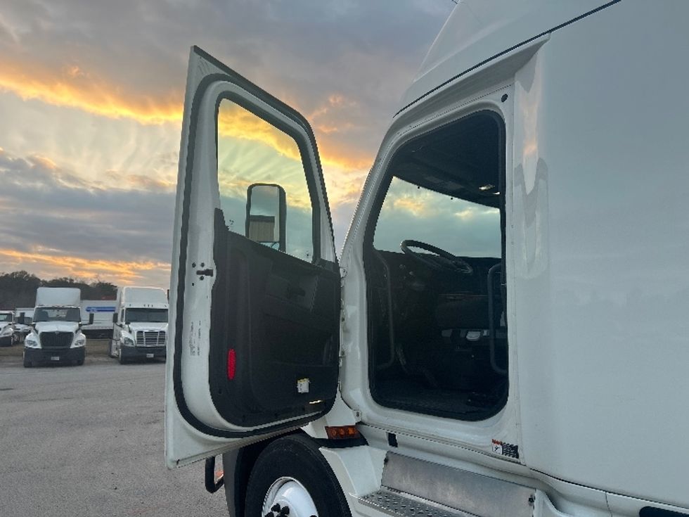 Sleeper Tractor-Heavy Duty Tractors-Freightliner-2023-T11664ST-Garden City-GA-561,033\n\t\tmiles-$ 61,500 - Image 9