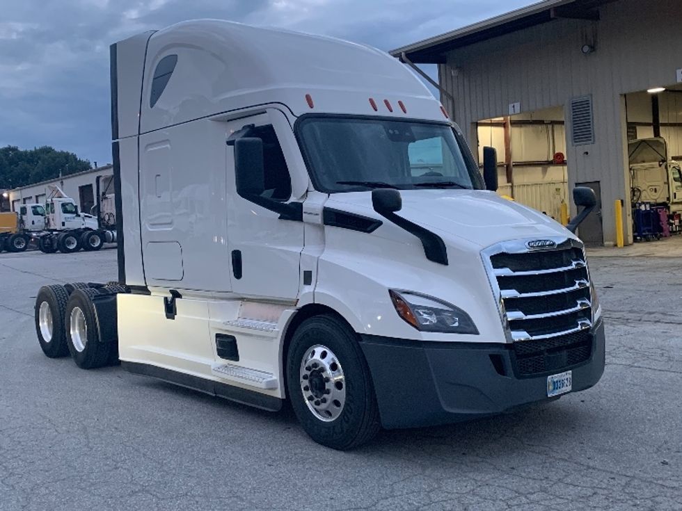 Sleeper Tractor-Heavy Duty Tractors-Freightliner-2023-T11664ST-Greensboro-NC-338,778\n\t\tmiles-$ 100,500 - Image 1