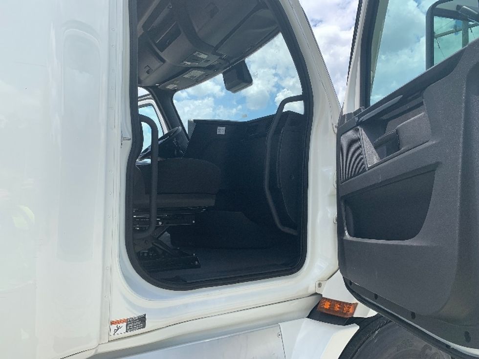 Sleeper Tractor-Heavy Duty Tractors-Freightliner-2023-T11664ST-Greensboro-NC-338,778\n\t\tmiles-$ 100,500 - Image 13