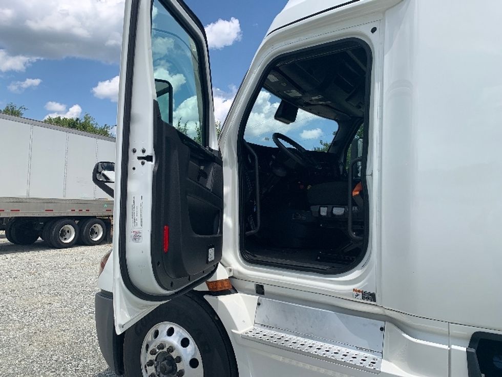 Sleeper Tractor-Heavy Duty Tractors-Freightliner-2023-T11664ST-Greensboro-NC-338,778\n\t\tmiles-$ 100,500 - Image 9