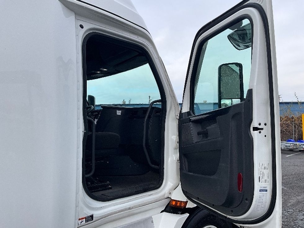 Sleeper Tractor-Heavy Duty Tractors-Freightliner-2023-T11664ST-Lacey-WA-580,446\n\t\tmiles-$ 68,250 - Image 13