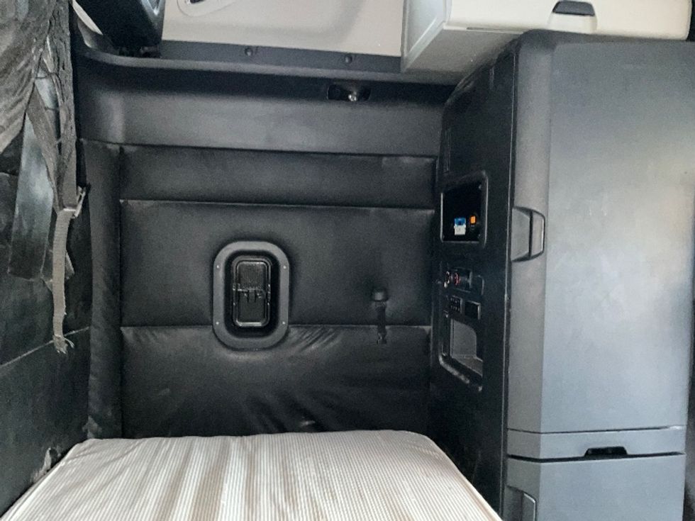 Sleeper Tractor-Heavy Duty Tractors-Freightliner-2023-T11664ST-Lacey-WA-580,446\n\t\tmiles-$ 68,250 - Image 18